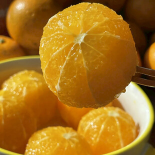 剥开的新鲜橘子果肉诱人