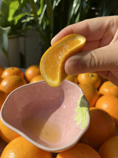 剥开的橙子与满碗橙汁