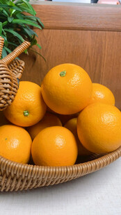竹篮中的新鲜橙子