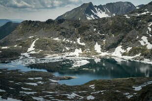 高山湖泊壮丽自然景观