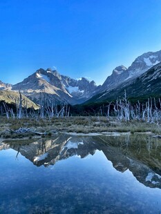 山间静湖与雪山倒影