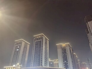 雾中都市高楼夜景