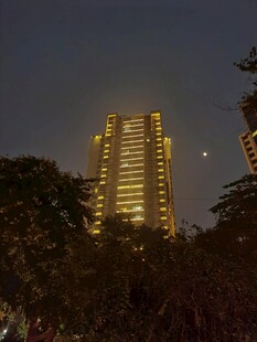 夜幕下璀璨高楼