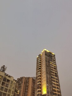 黄昏下的城市高楼建筑