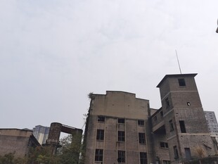 废弃工厂建筑外观