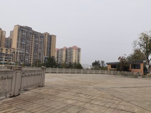 城市空旷广场与远处高楼