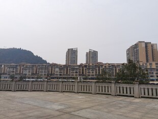 城市远景与远山景观