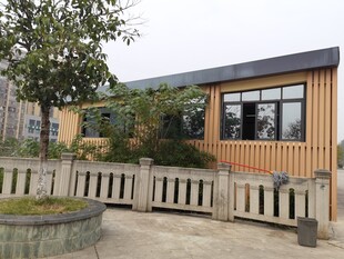 木质外观的温馨庭院小屋