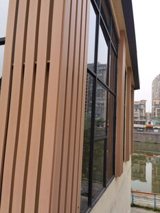 木质外墙的现代建筑一角