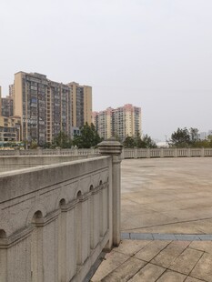 城市河畔旁的高楼景观