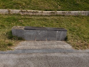 户外石制长椅与步道