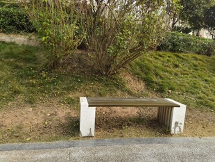 户外草地旁的石制长椅