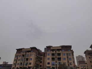 阴天中的多层居民住宅楼