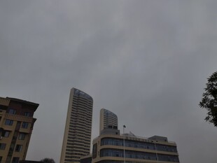 阴天城市高楼景象