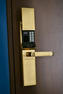 金色智能门锁特写