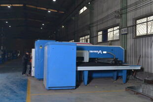 工厂内的蓝色大型机械设备