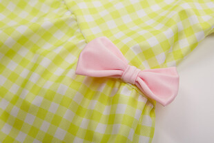 黄绿格纹布上的粉色蝴蝶结