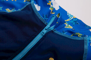 蓝色衣物细节特写