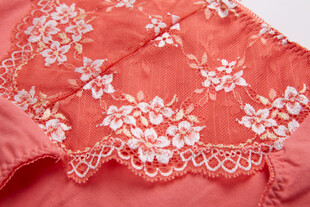 粉色花卉刺绣蕾丝边布料