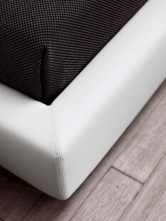 简约床沿设计特写