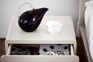 简约床头柜上的茶具与抽屉