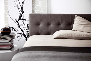 简约现代风格卧室床铺一角