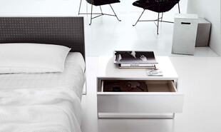 简约白色床头柜带抽屉