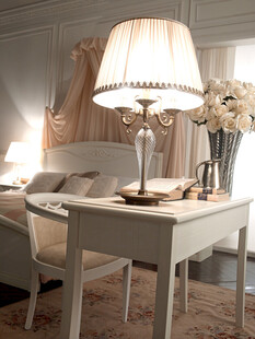 温馨卧室台灯装饰场景