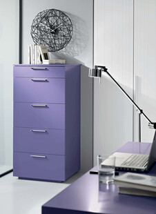 紫色抽屉柜简约家居一角