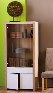 简约玻璃展示柜与家居搭配