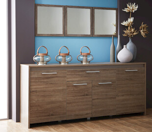 简约木质餐边柜与装饰摆件