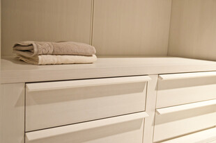 白色抽屉柜上叠放的毛巾