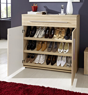 木质鞋柜收纳多样鞋子