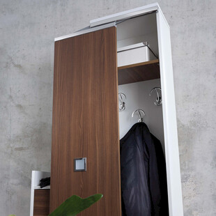 简约木质衣柜内部展示