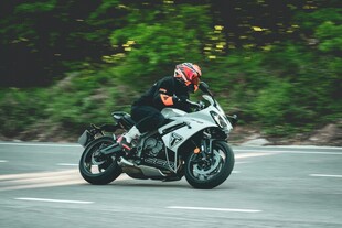 公路上飞驰的摩托车骑手