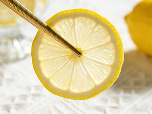 柠檬切片金属筷子夹起