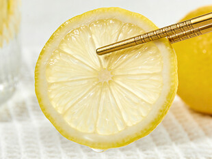 切开的柠檬与金属签