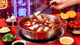 热闹火锅聚餐场景