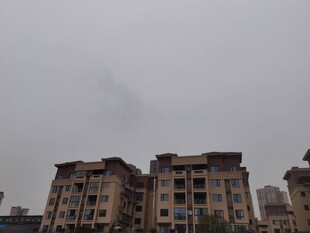 阴天中的多层居民住宅楼