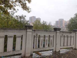 雨中朦胧的石质护栏景观