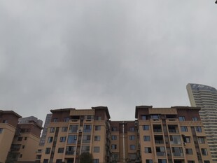 阴天中的城市居民楼