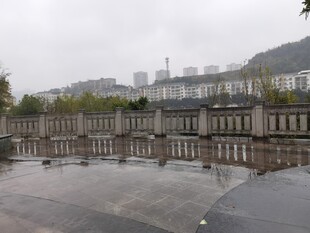 城市广场旁的古典建筑群