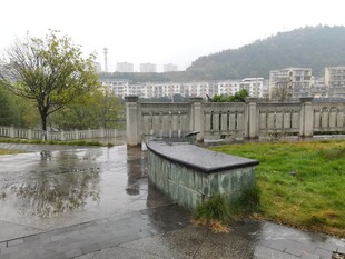 雨后积水的户外长椅场景