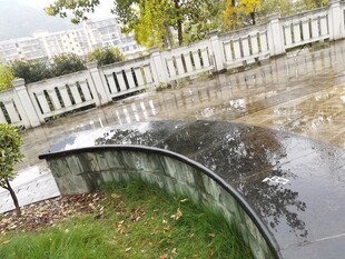 雨后积水的户外场景
