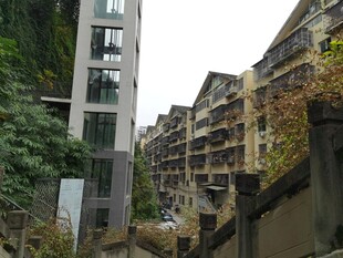 老旧居民楼间的狭窄巷道