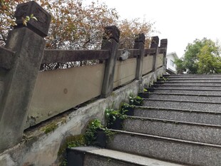 古朴石阶与围栏景致