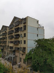 老旧多层居民楼外观