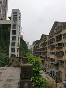 老旧楼房与现代建筑对比