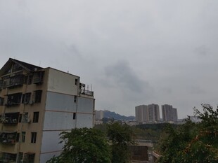 阴天城市建筑与远山景观