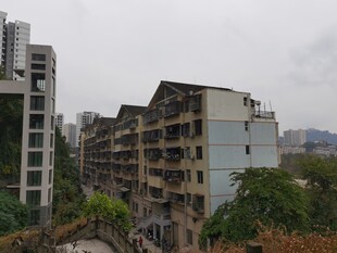 老旧居民楼与周边建筑景观